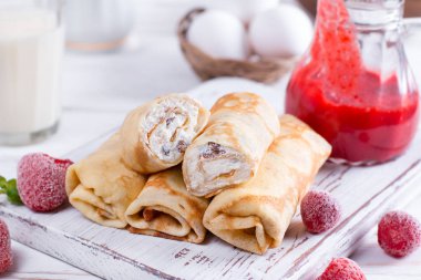 Süzme peynir ve çilek ile krep rulo. Bir kahvaltı için fikir