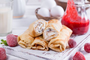 Süzme peynir ve çilek ile krep rulo. Bir kahvaltı için fikir