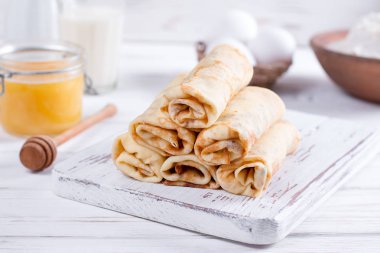 Süzme peynir ve çilek ile krep rulo. Bir kahvaltı için fikir