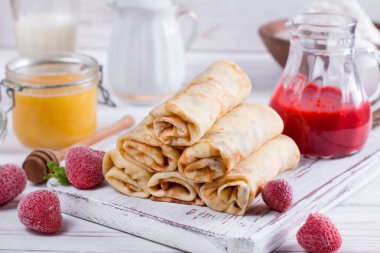 Süzme peynir ve çilek ile krep rulo