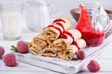 Süzme peynir ve berry sos ile doldurulmuş krep