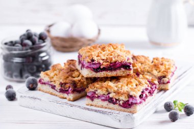 Ev yapımı shortcrust meyve pasta kek üzerinde beyaz arka plan ile. Tart adet jam