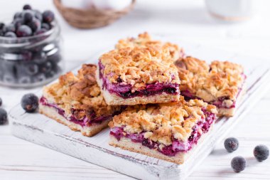 Ev yapımı shortcrust meyve pasta kek üzerinde beyaz arka plan ile. Tart adet jam