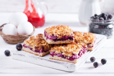 Ev yapımı shortcrust meyve pasta kek üzerinde beyaz arka plan ile. Tart adet jam