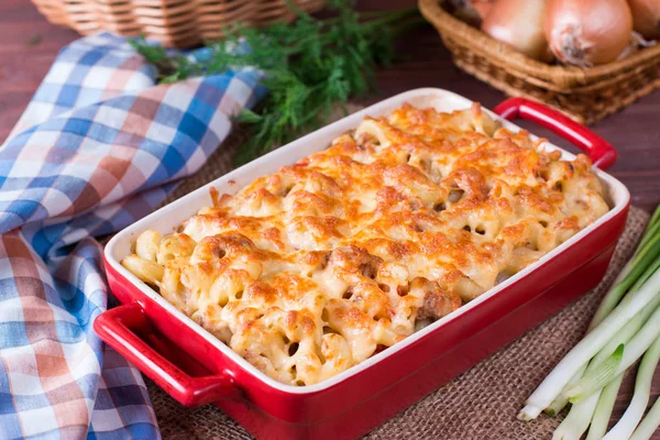 Macarrones con queso, pollo y champiñones en cerámica roja — Foto de Stock