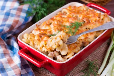 peynir ve domates ve krema sos ile jambon ile makarna güveç