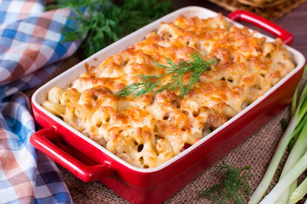 Mac und Käse, amerikanische Makkaroni-Pasta in Käsesoße — Stockfoto