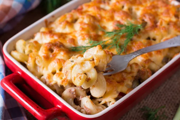 Makkaroni mit Käse, Huhn und Pilzen in roter Keramik — Stockfoto