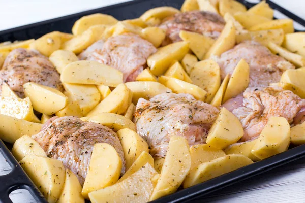 Raw chicken with raw potatoes in the form for baking, ready to be cooked — Stock Photo, Image