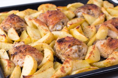 Bir tavuk ızgara ile patates. Akşam yemeği için lezzetli yemek.