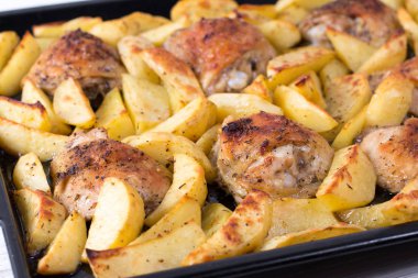 Tavuk patates fırında pişmiş. Akşam yemeği için lezzetli yemek.
