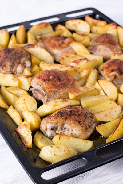 Potatoes with chicken baked in the oven. Delicious dish for dinner. — Stock Photo, Image