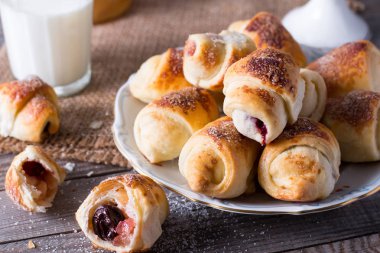 Rugelach reçelli plaka üzerinde ahşap arka plan - bir geleneksel Avrupa pasta üzerinde süt ile doldurma