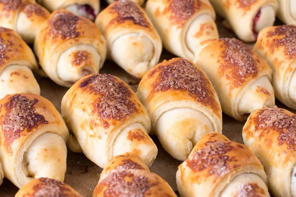 Kleine süße hausgemachte Croissants in der Küche auf einem Backblech — Stockfoto