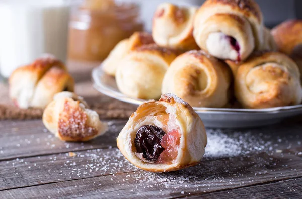 Hausgemachte Rougelah Marmeladenkekse auf hölzernem Hintergrund — Stockfoto