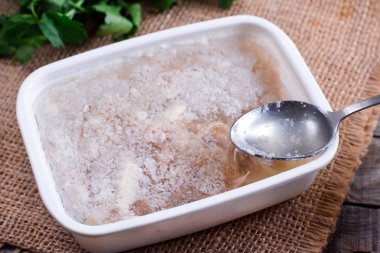 Hazırlık et ezilmiş. Ev yapımı jöle et. Rus geleneksel çanak - Holodets. Doğal gıda.