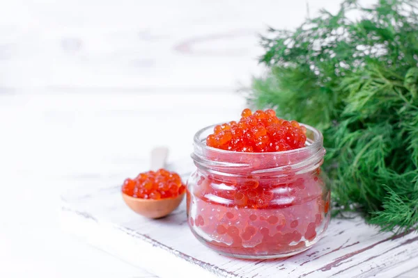 Caviar rojo en un frasco sobre fondo blanco. Comida marina. Alimentación saludable. Dieta — Foto de Stock