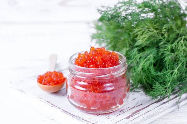 Caviar rojo en un frasco sobre fondo blanco. Comida marina. Alimentación saludable. Dieta — Foto de Stock