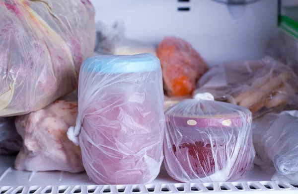 Холодильник с замороженными продуктами (мясо, молоко, овощи ) — стоковое фото