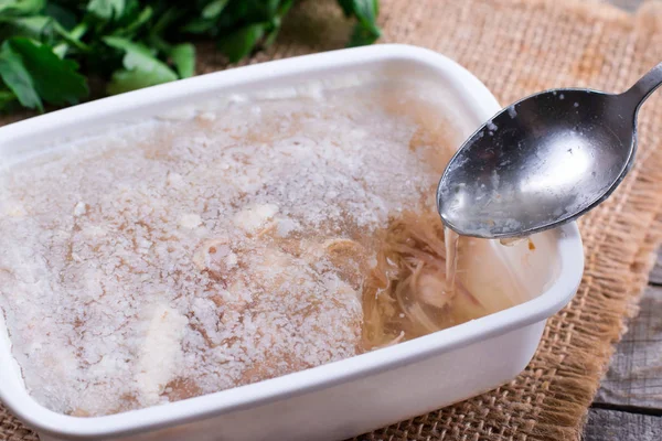 Persiapkan daging jeli. Daging Jeli buatan sendiri. Hidangan tradisional Rusia Holodets. Makanan alami . — Stok Foto