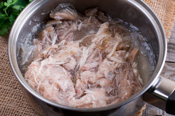 Preparazione gelatina di carne. Carne in gelatina fatta in casa. Piatto tradizionale russo - Holodets. Alimenti naturali . — Foto Stock