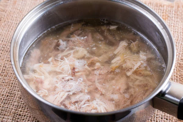 Förberedelse gelatinerad kött. Hemmagjord geléad kött. Ryska traditionell maträtt - Holodets. Naturlig mat. — Stockfoto