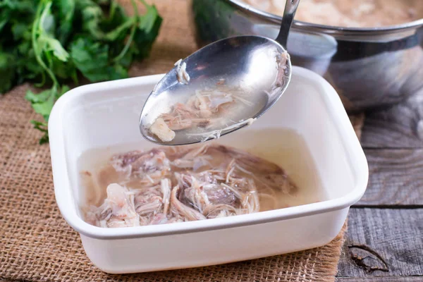 Preparazione gelatina di carne. Carne in gelatina fatta in casa. Piatto tradizionale russo - Holodets. Alimenti naturali . — Foto Stock