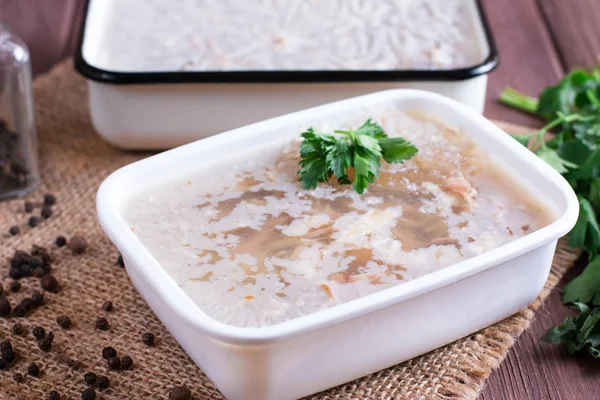 Masada kapsayıcısında ev yapımı jöle etli. Holodets