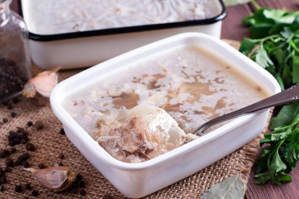 Masada kapsayıcısında ev yapımı jöle etli. Holodets