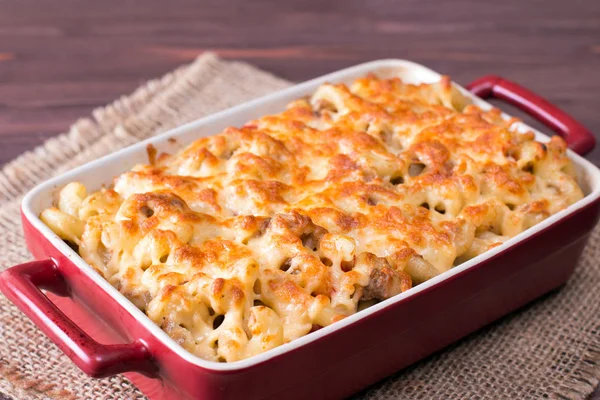 Pasta de queso horneada en forma de cerámica sobre mesa de madera de fondo —  Fotos de Stock