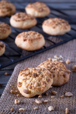 Arka planda bir soğutma rafa çerezleri ile bir çuval bezi kumaş üzerine fıstık ezmesi kurabiye