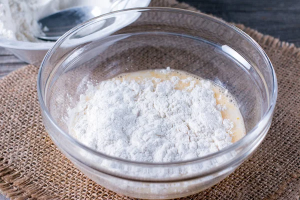 Preparação de massa / massa para crepes ou panquecas com farinha de trigo em taça de vidro, leite, ovos e óleo — Fotografia de Stock