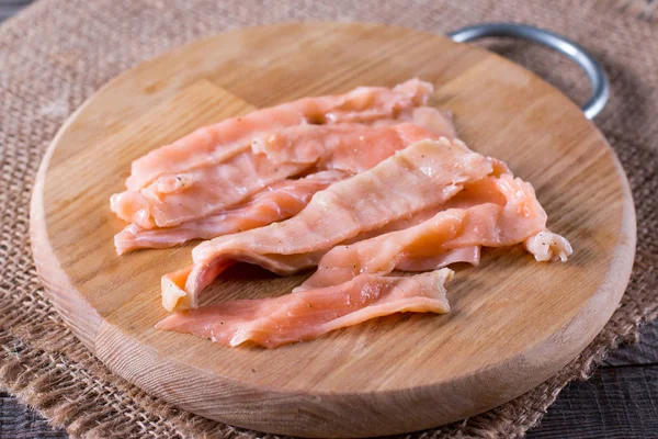 Fette di salmone salato su un tagliere di legno — Foto Stock