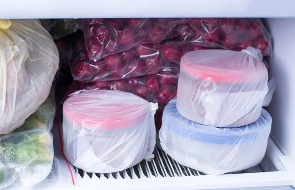 Холодильник с замороженными продуктами питания (мясо, молоко, овощи). Готовая еда — стоковое фото
