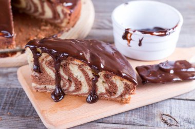 Tablo yakın çekim üzerinde lezzetli çikolatalı kek. Masanın üzerine çikolatalı pasta bir parça