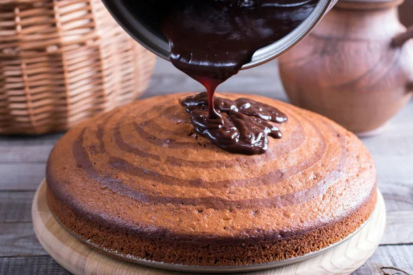 Tort de ciocolată de casă Zebra pe masa de lemn cu un fundal din lemn. Tort delicios de marmură zebră . — Fotografie, imagine de stoc