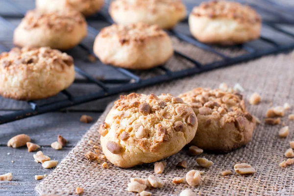 Freshly baked peanut butter cookies on cooling rack. Macro with extremely shallow dof. — Stock Photo, Image