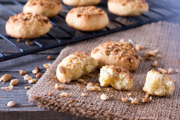 Přičemž čerstvě pečené cookies z trouby. Sušenky s arašídy a medem — Stock fotografie