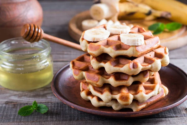 Gofres belgas caseros con plátanos y miel en un plato — Foto de Stock