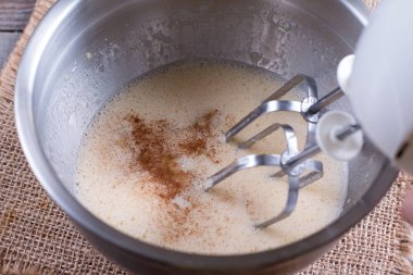 Yemek, yumurta bir kapta elektrikli çırpma teli ile kırbaçlanan