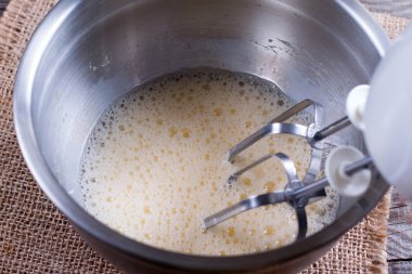 Yemek, yumurta bir kapta elektrikli çırpma teli ile kırbaçlanan