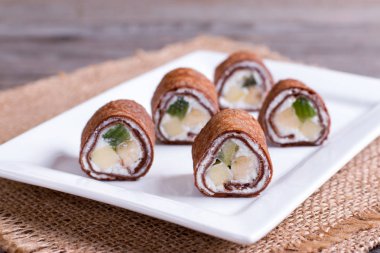 Çikolatalı krep rulo lor ve meyve ile tüm aile için kahvaltı için hazır