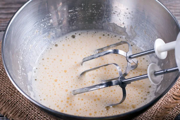 Kochen, Eier schlagen mit dem Schneebesen in Schüssel — Stockfoto