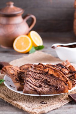 Kakao tozu ile ince çikolatalı krep. Shrove Salı.