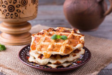 Taze bir waffle dökülen tatlım. Belçika waffle ile Kahvaltı