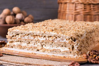 Ahşap oyun tahtası, ev yapımı kek Fındıklı ev yapımı kek