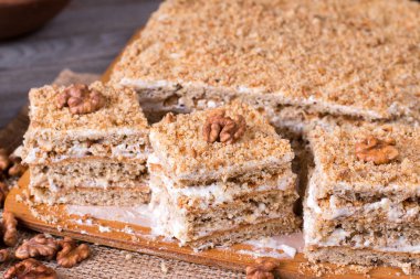 Tatlım, ceviz, ahşap Resepsiyon zemin üzerine krema ile ev yapımı kek