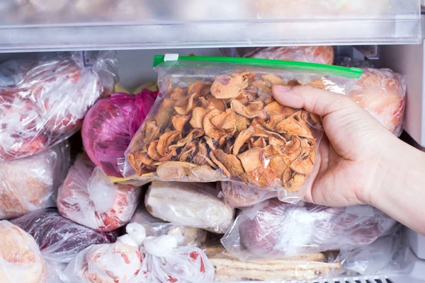 Холодильник с замороженной пищей. Замороженные сухофрукты в упаковке. Холодильник с холодильником — стоковое фото