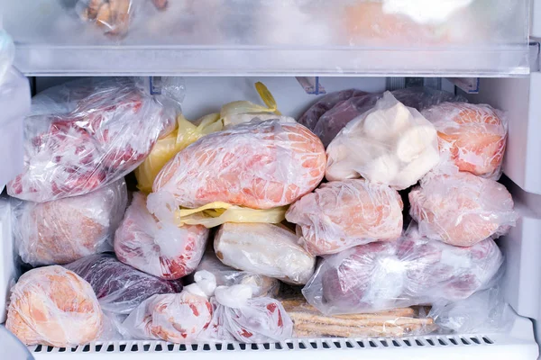 Frigorífico com alimentos congelados. Freezer de geladeira aberta (carne, leite, verduras ). — Fotografia de Stock