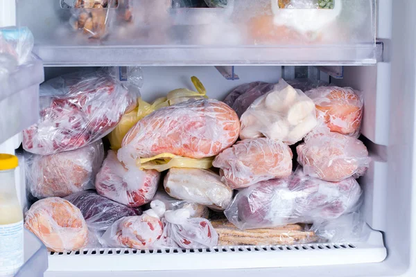 Refrigerador con alimentos congelados (carne, leche, verduras ). — Foto de Stock